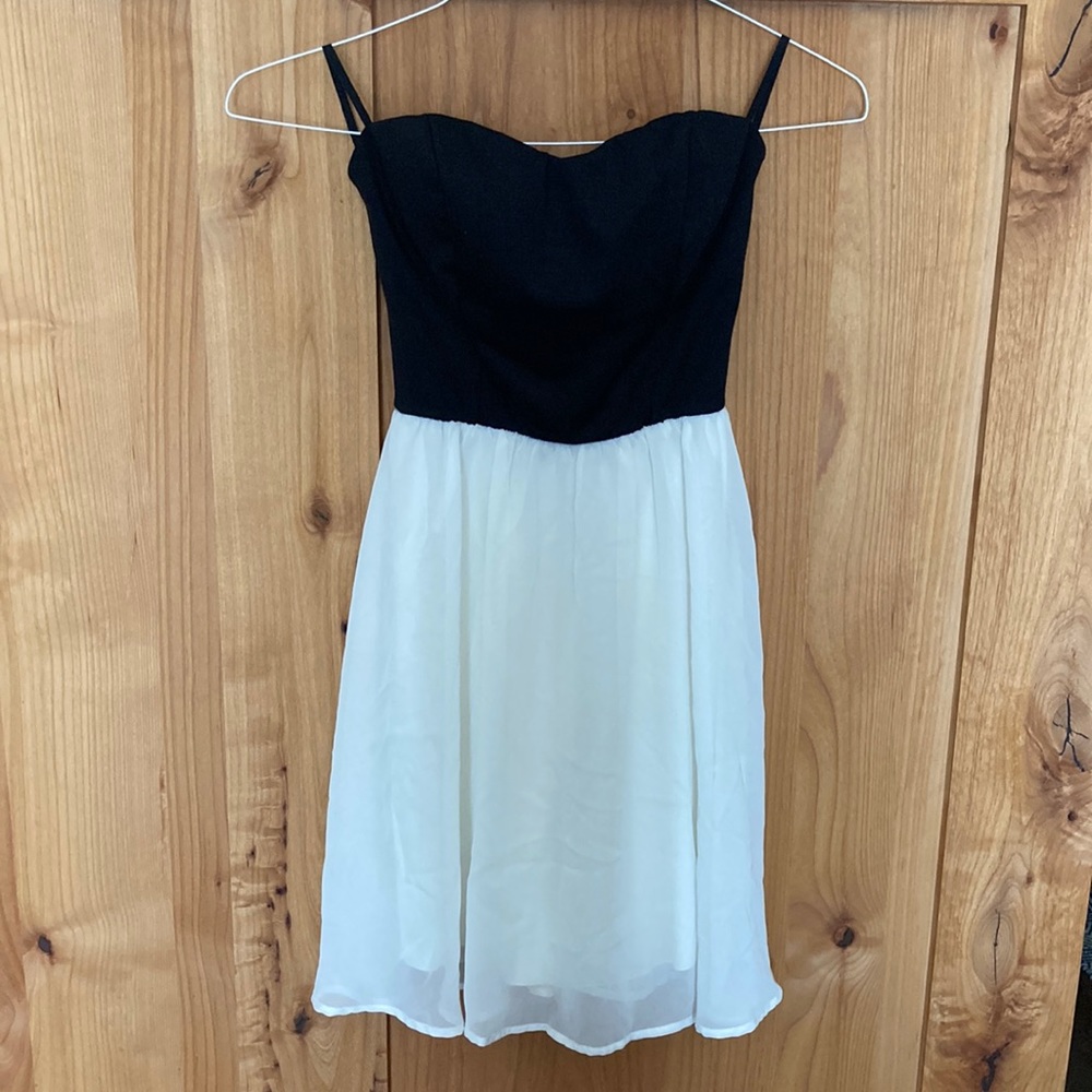 Never worn strapless XS Guess Milena Dress.